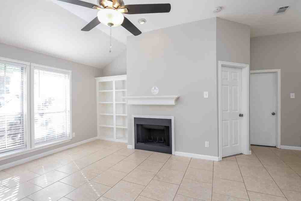 850 Astaire Ave - Photo 5 of 17