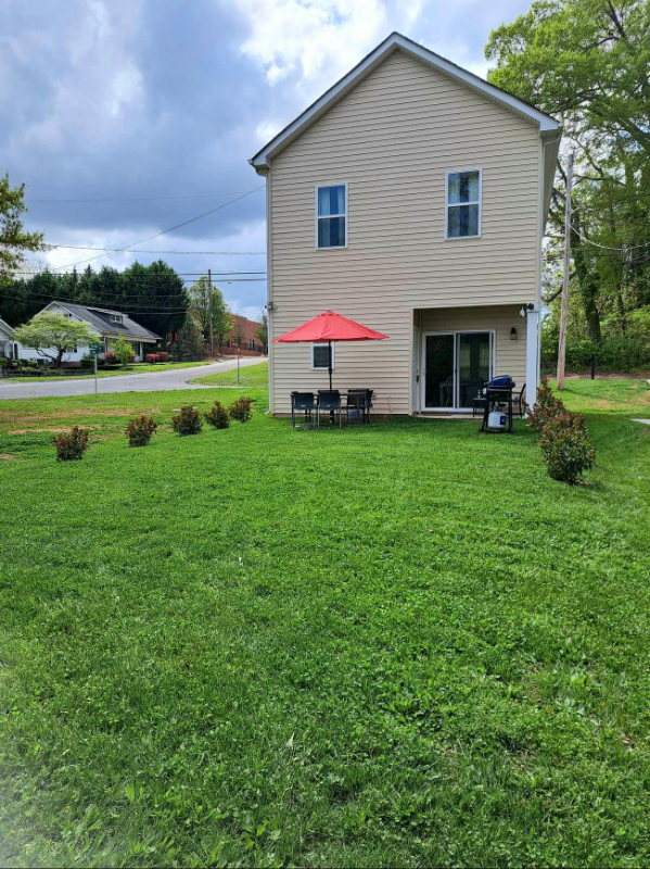 704 N Falls St - Photo 5 of 30