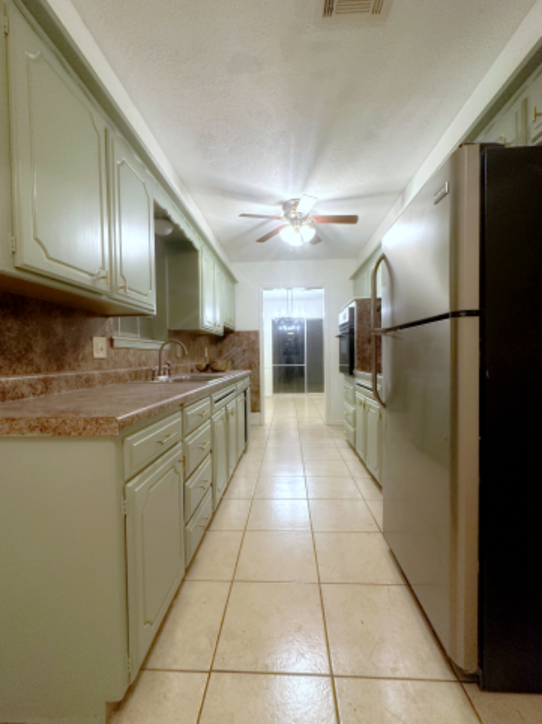 1105 Nw 104th Ter - Photo 4 of 10