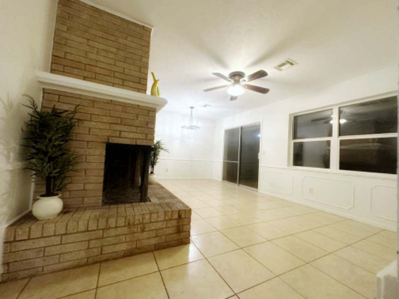 1105 Nw 104th Ter - Photo 7 of 10