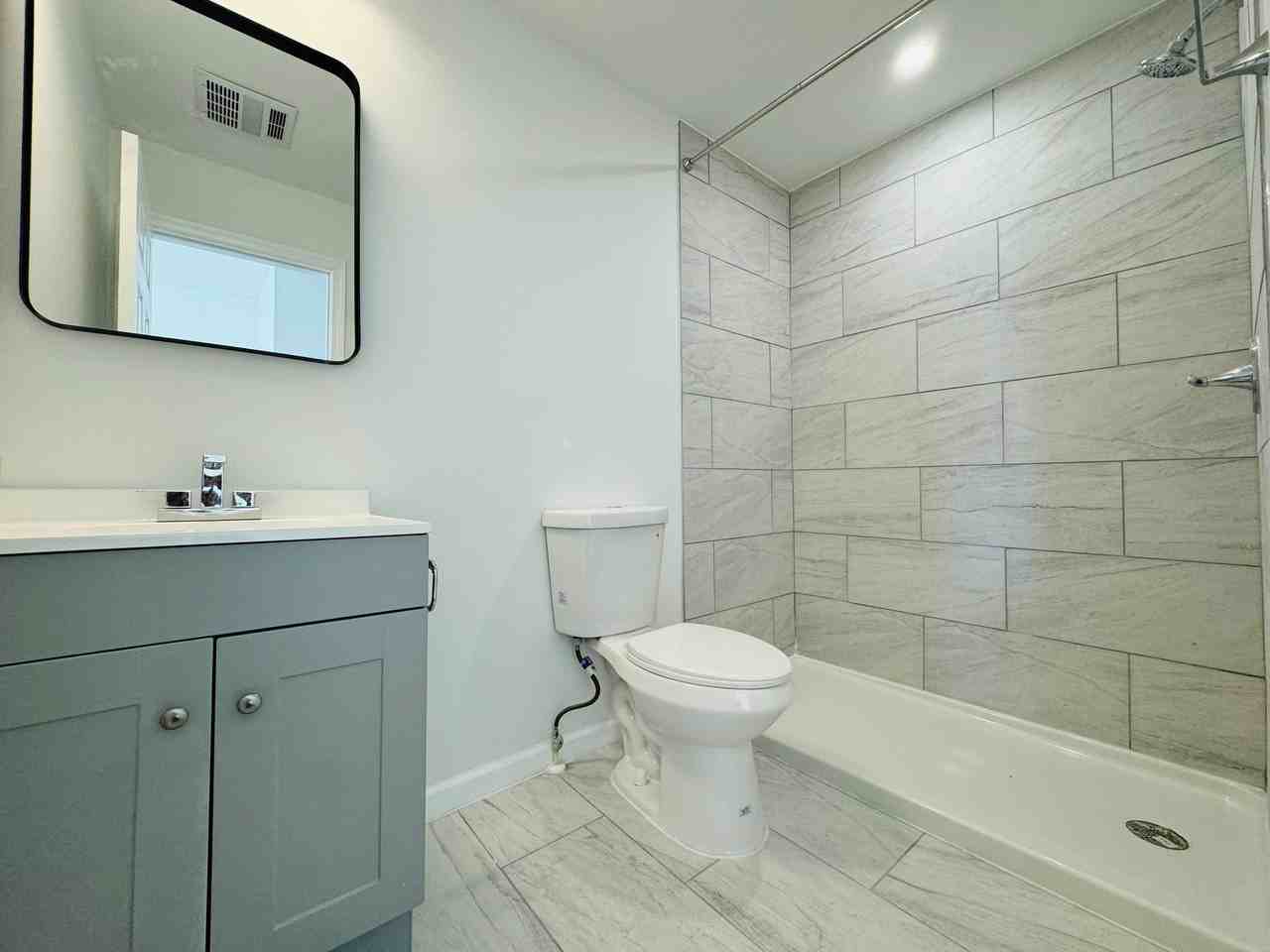 306 E 25th St #B - Photo 3 of 9