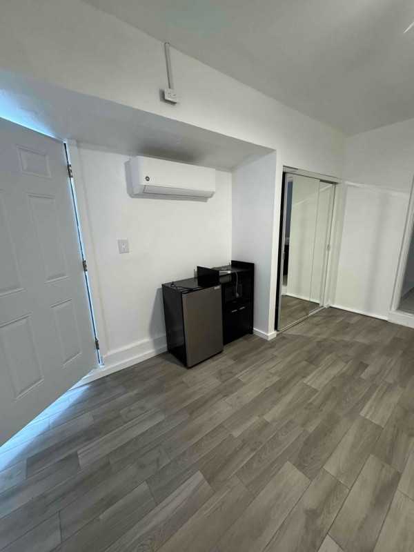 251 Ne 41st St #A - Photo 6 of 13