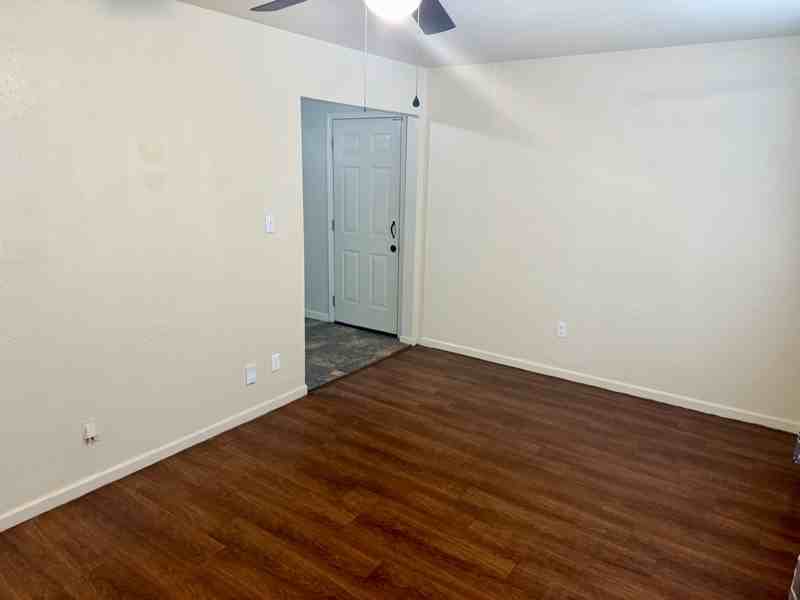 1008 S Locust Dr - Photo 3 of 9