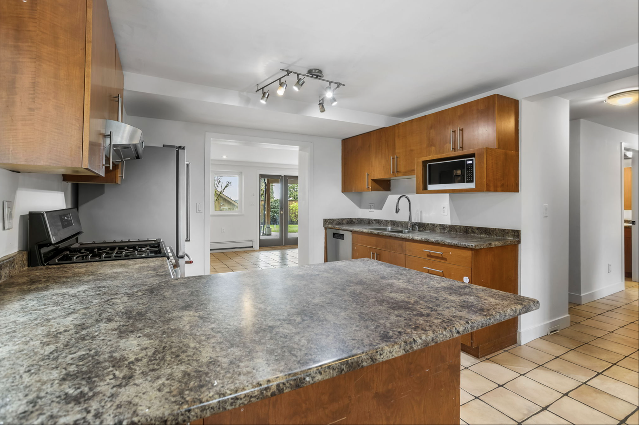 831 Whitchurch Street - Photo 4 of 24