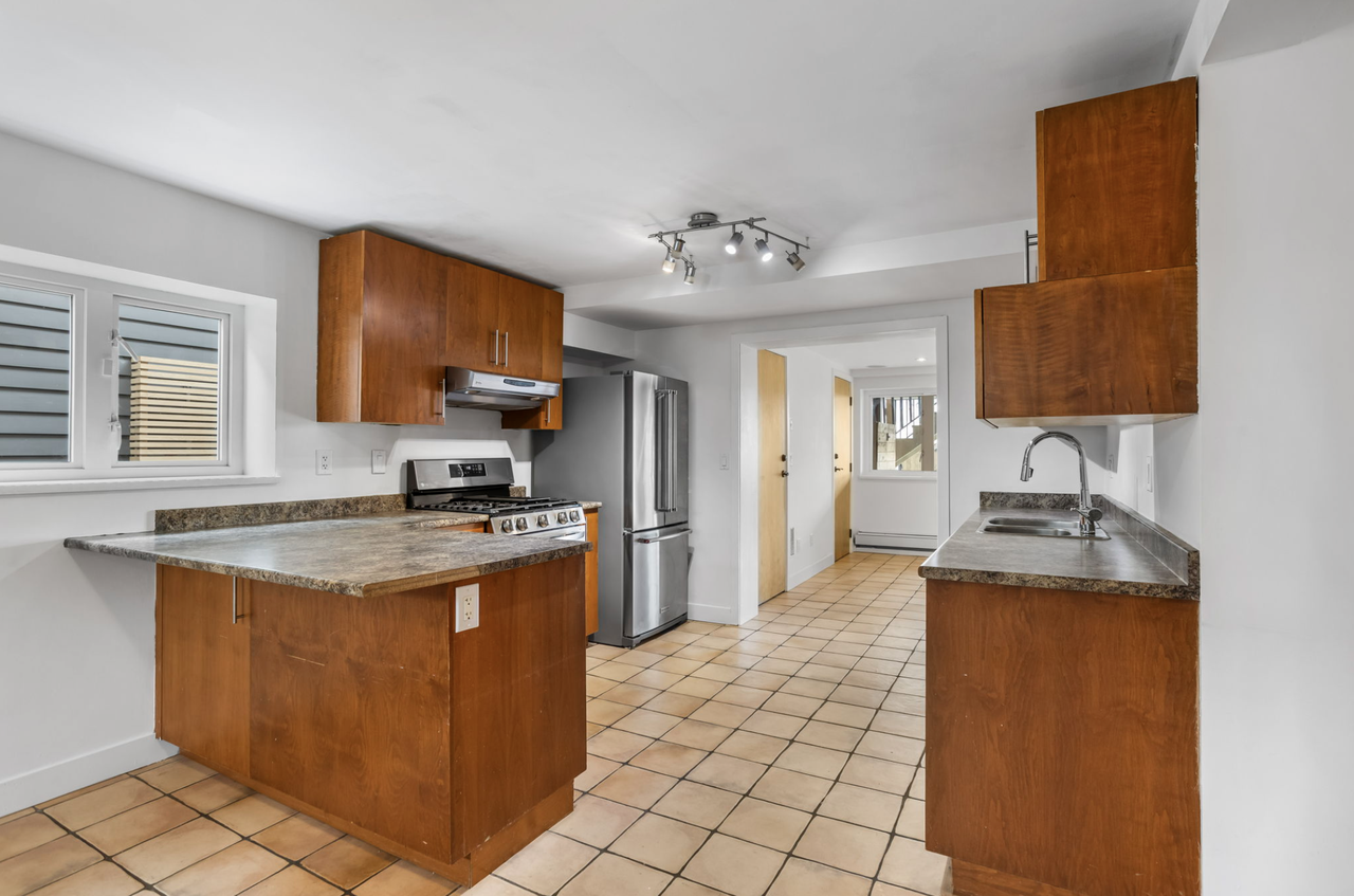 831 Whitchurch Street - Photo 5 of 24