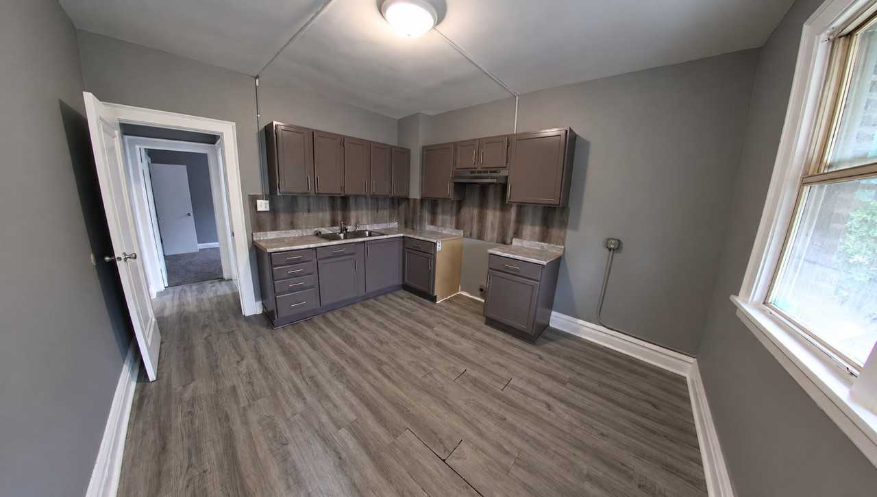 1341 Marshall St #2R - Photo 5 of 11