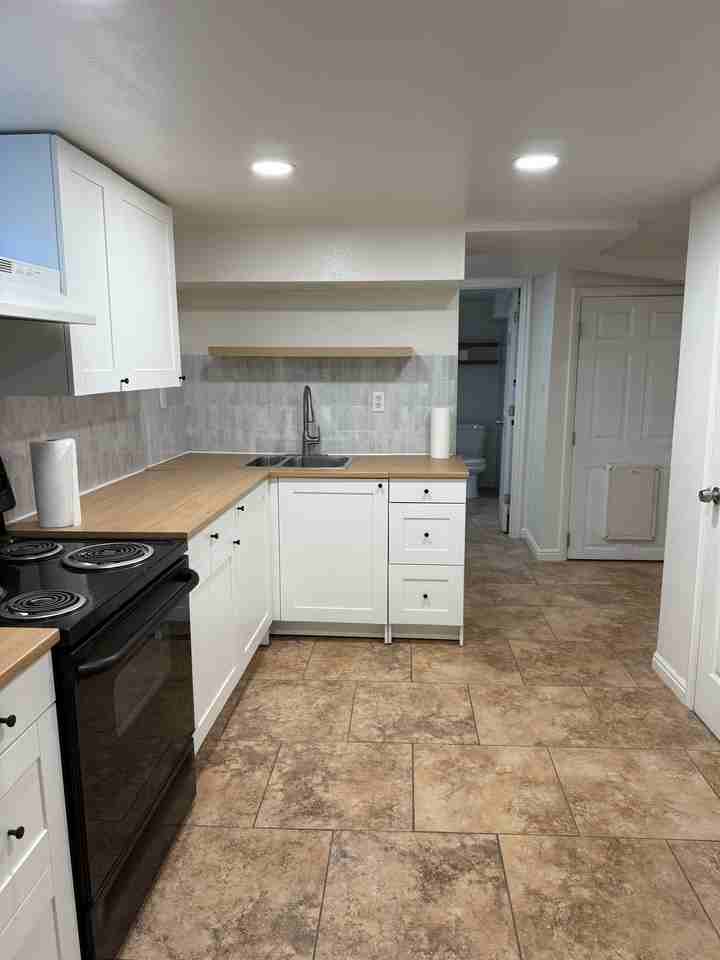 948 N Poinsettia Dr - Photo 2 of 15