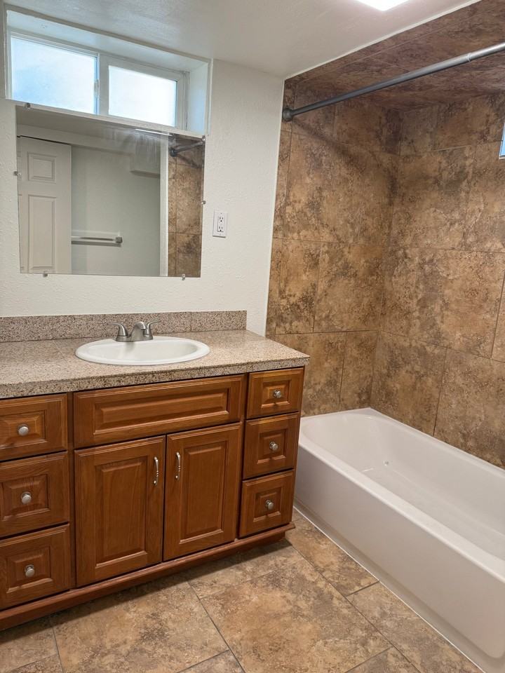 948 N Poinsettia Dr - Photo 5 of 15