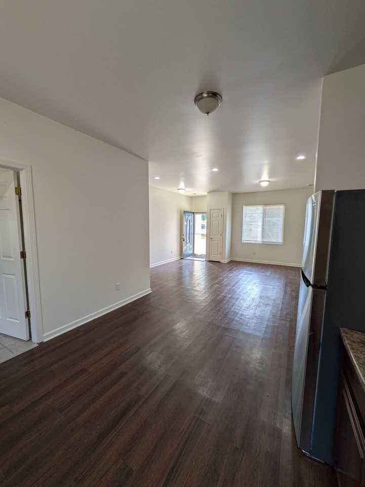 440 Robbe Ave - Photo 3 of 12