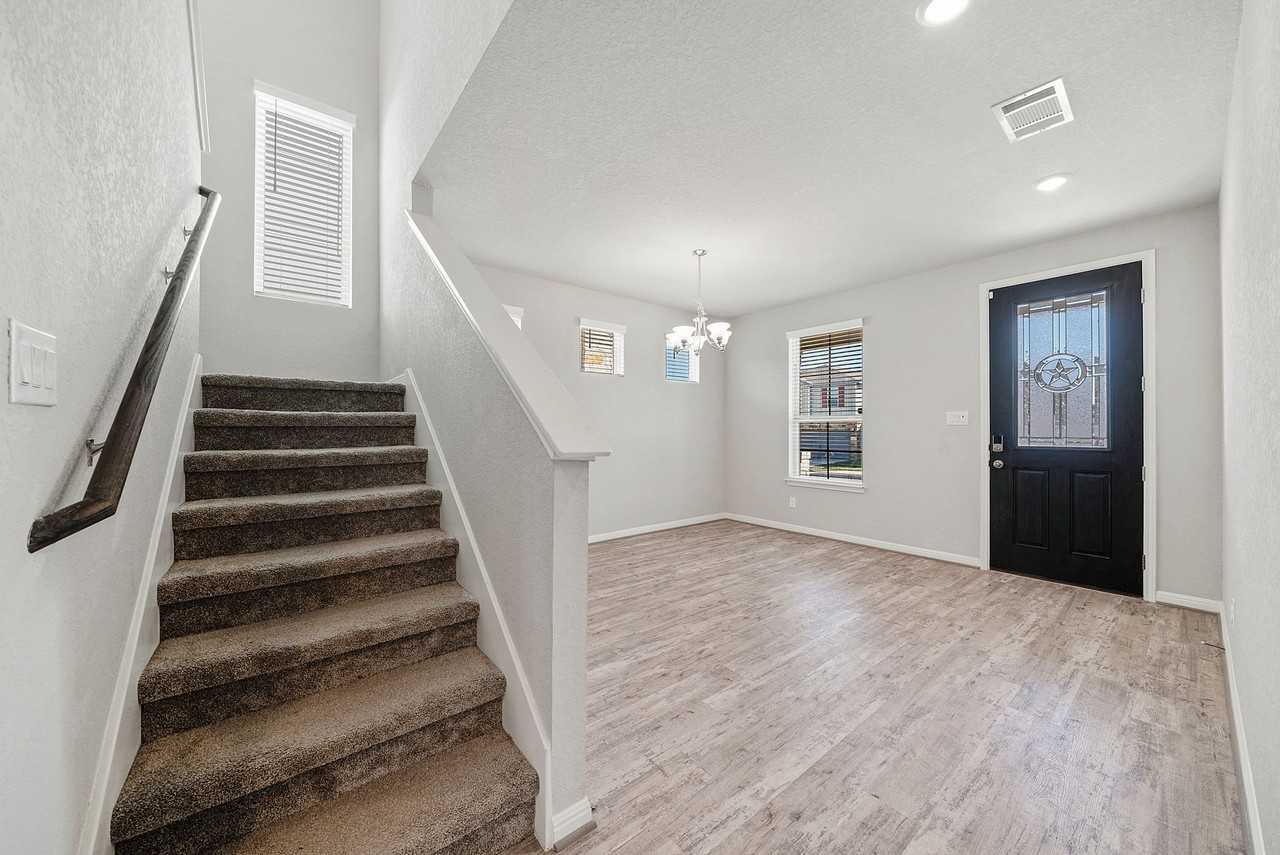 11635 Bakersfield Pass - Photo 4 of 20