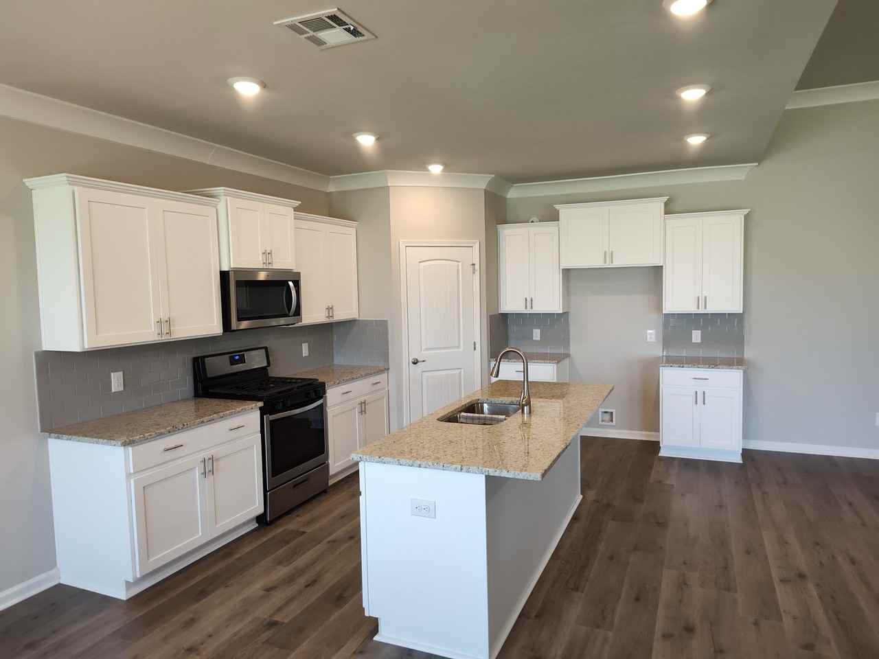 108 Hardwood Dr - Photo 5 of 16