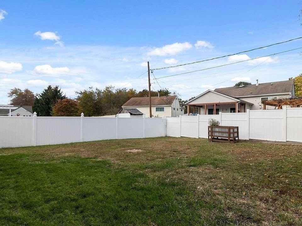 526 Newfield Rd - Photo 2 of 22