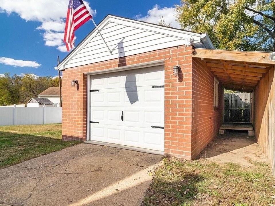 526 Newfield Rd - Photo 3 of 22