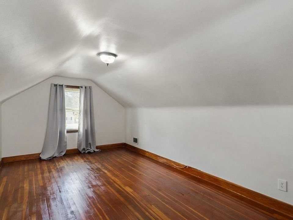 526 Newfield Rd - Photo 6 of 22