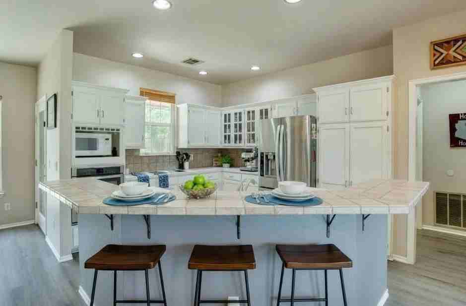 204 Oakdale Dr - Photo 7 of 10