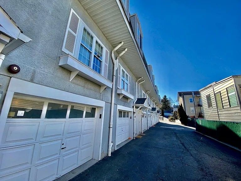 16 Chesnut Ave - Photo 2 of 8