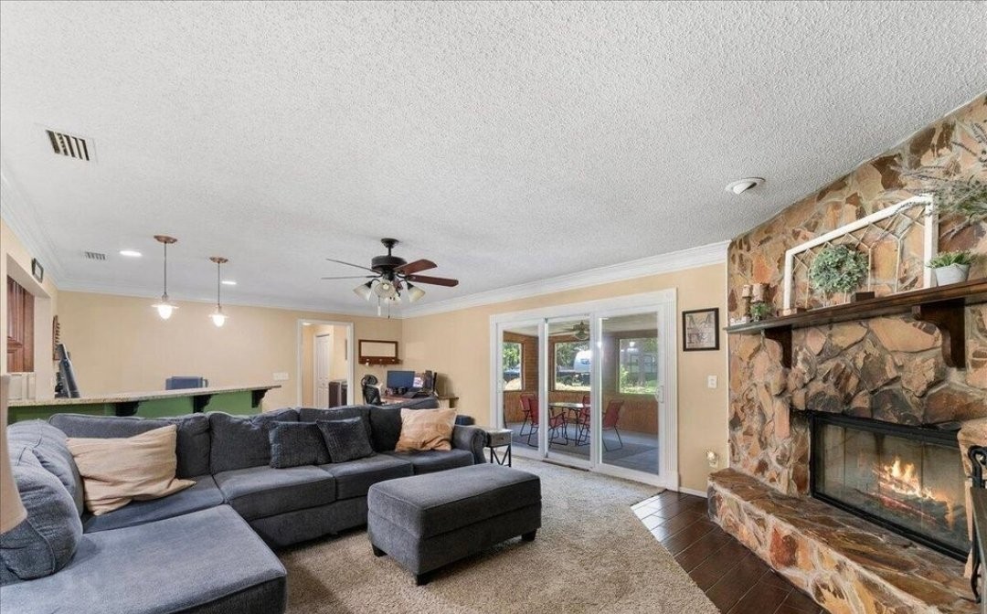 1275 Surrey Gln - Photo 3 of 7