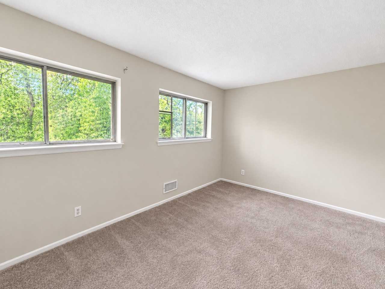 20 Commodore Ct - Photo 7 of 12