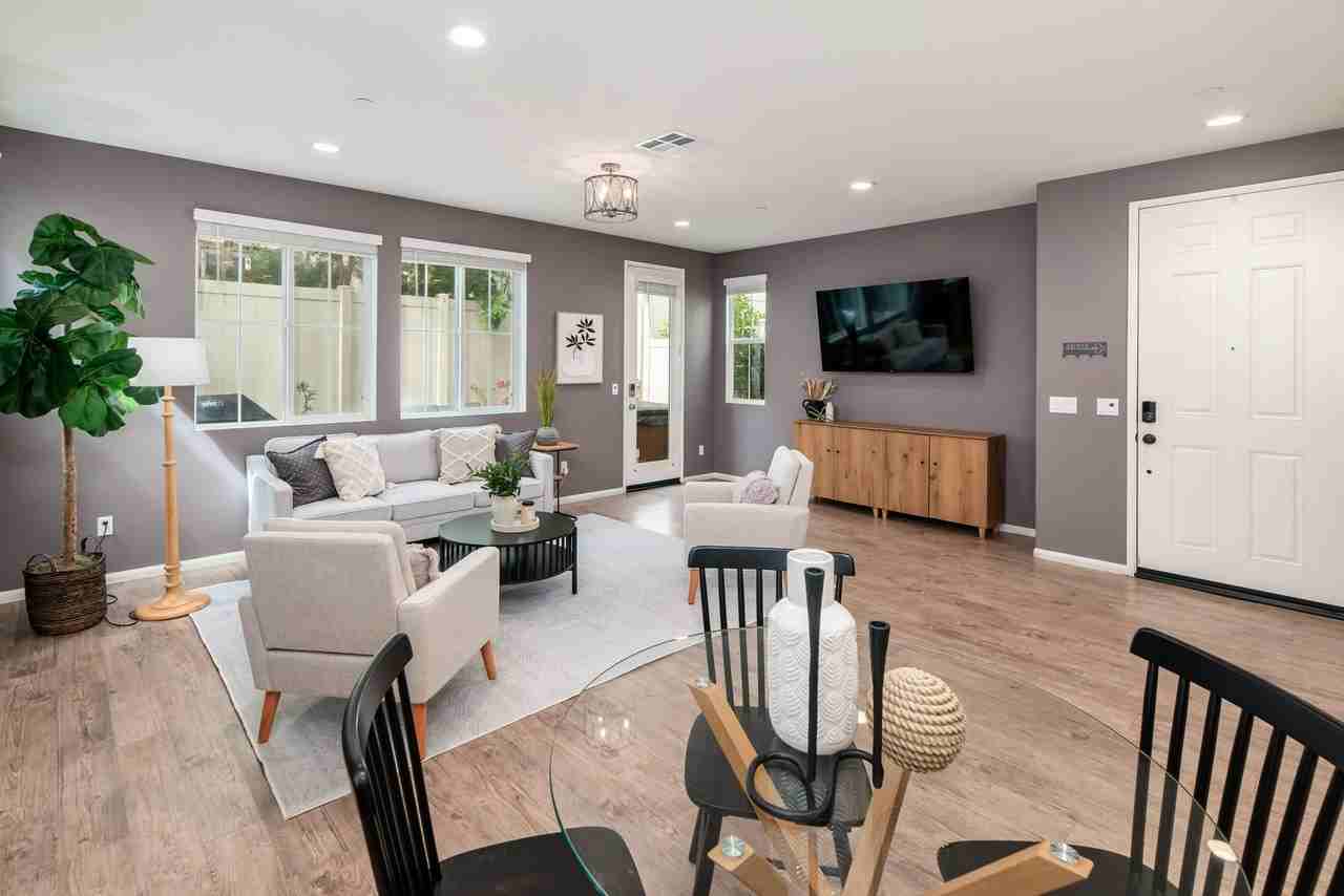 251 Saratoga Ct - Photo 3 of 17