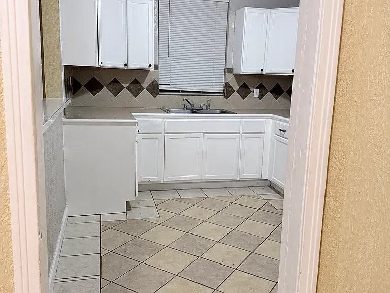 1109 Wedgewood Cir - Photo 4 of 13