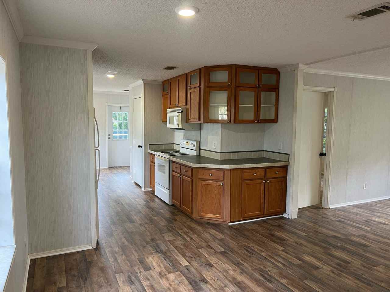 403 Seahorse Ln - Photo 2 of 15
