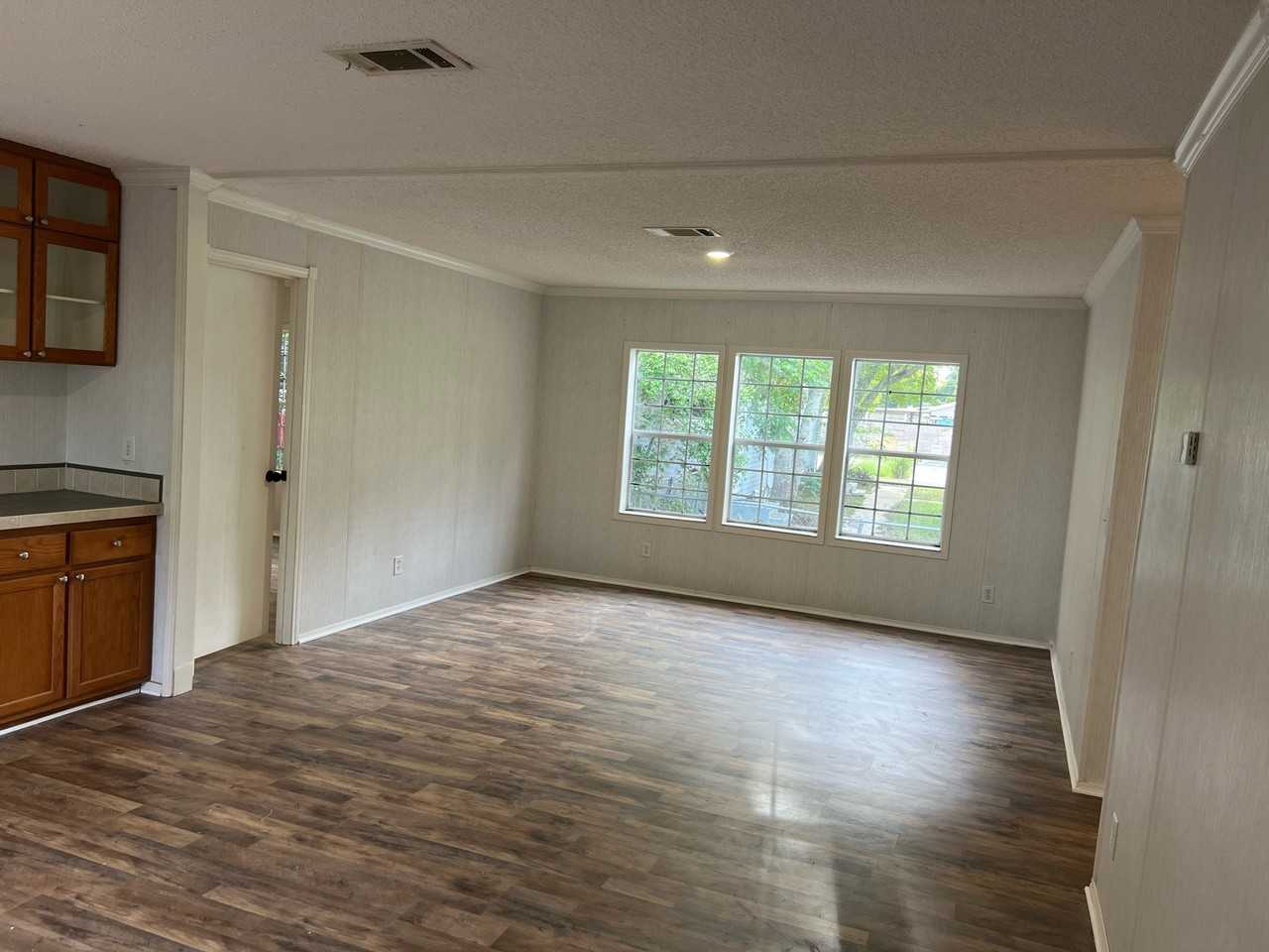 403 Seahorse Ln - Photo 3 of 15