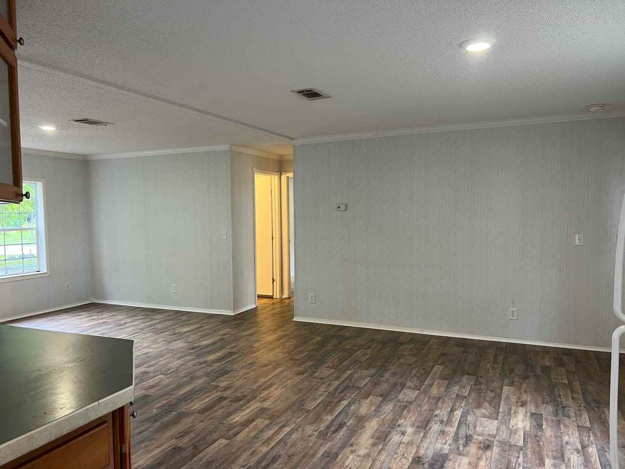 403 Seahorse Ln - Photo 5 of 15