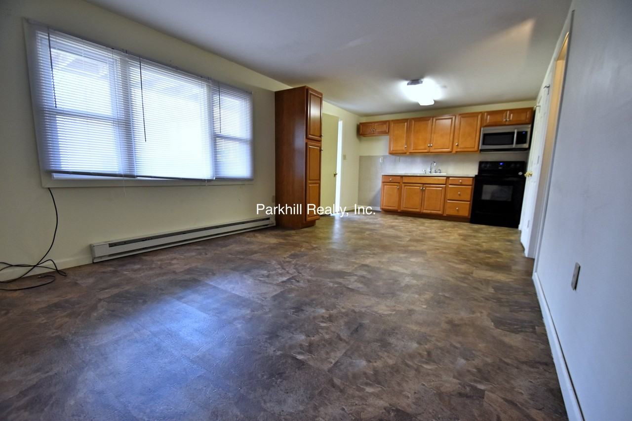 10 Oakwood Dr #10 - Photo 2 of 8