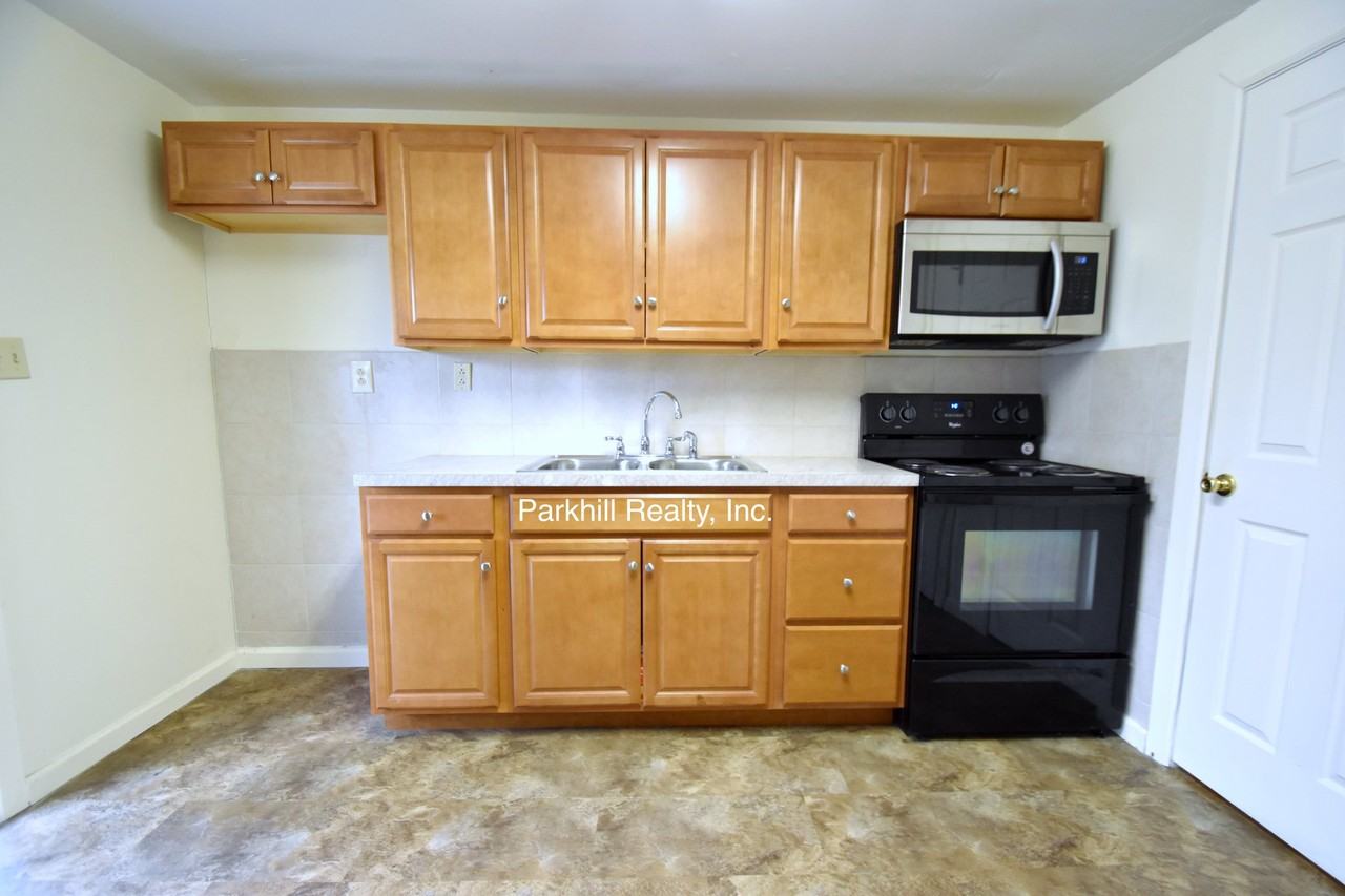 10 Oakwood Dr #10 - Photo 3 of 8