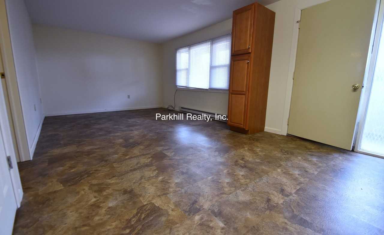 10 Oakwood Dr #10 - Photo 4 of 8