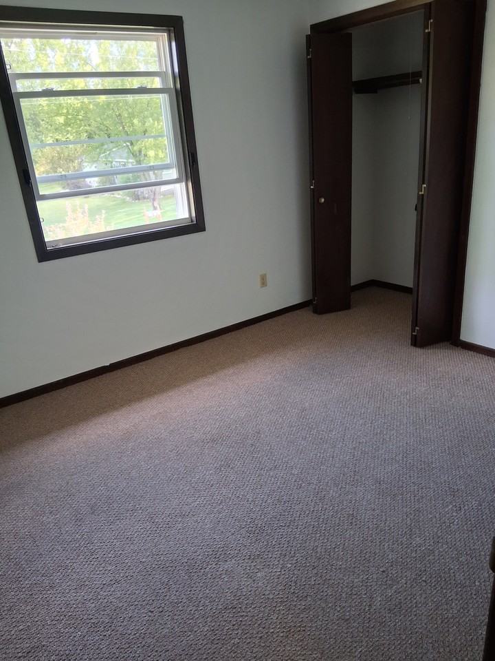 456 Clinton Ct #NA - Photo 3 of 12