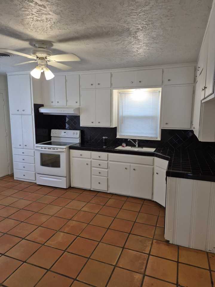 4100 Crockett St #NA - Photo 4 of 19