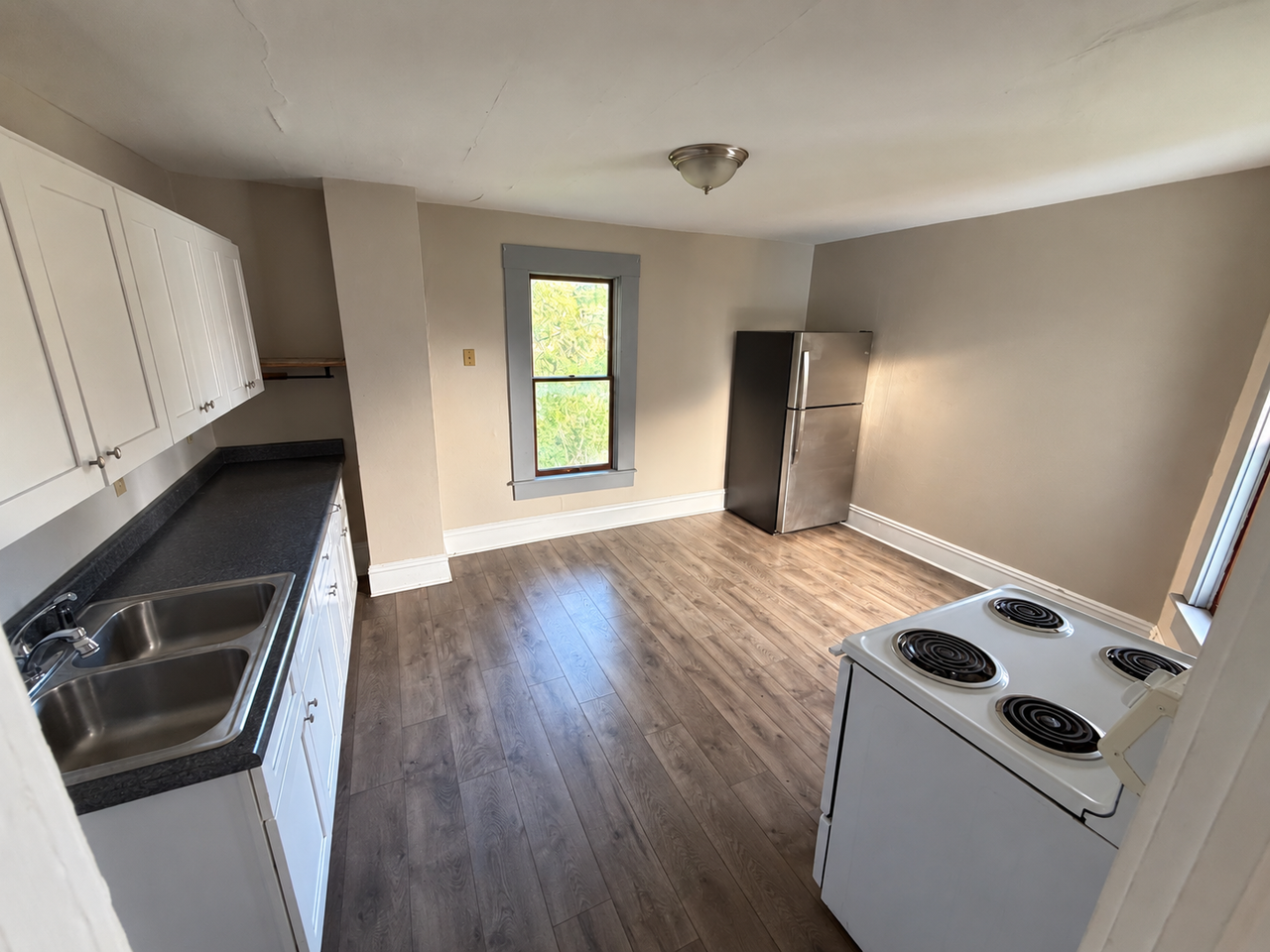 637 Baldwin St - Photo 2 of 5