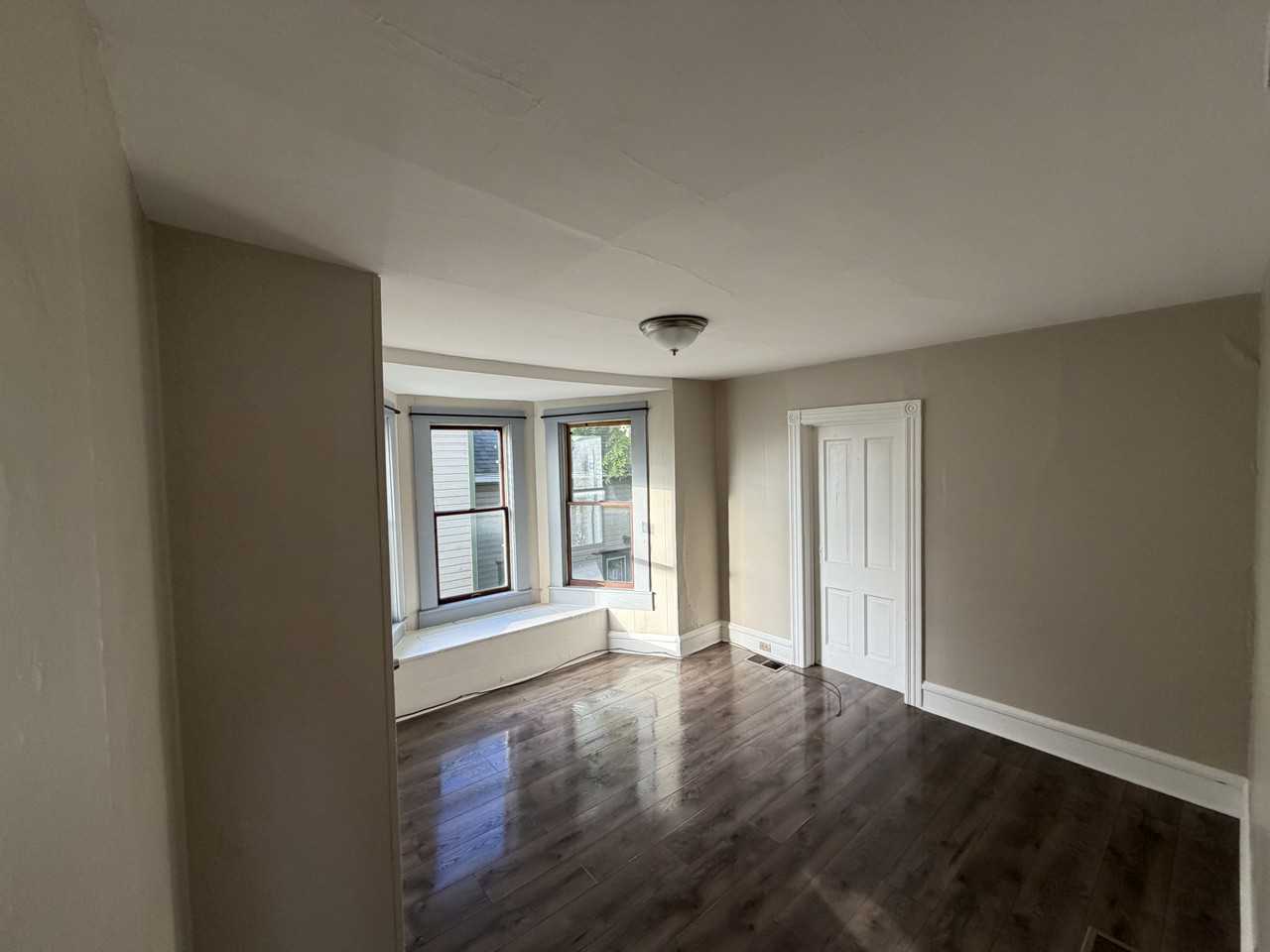 637 Baldwin St - Photo 3 of 5