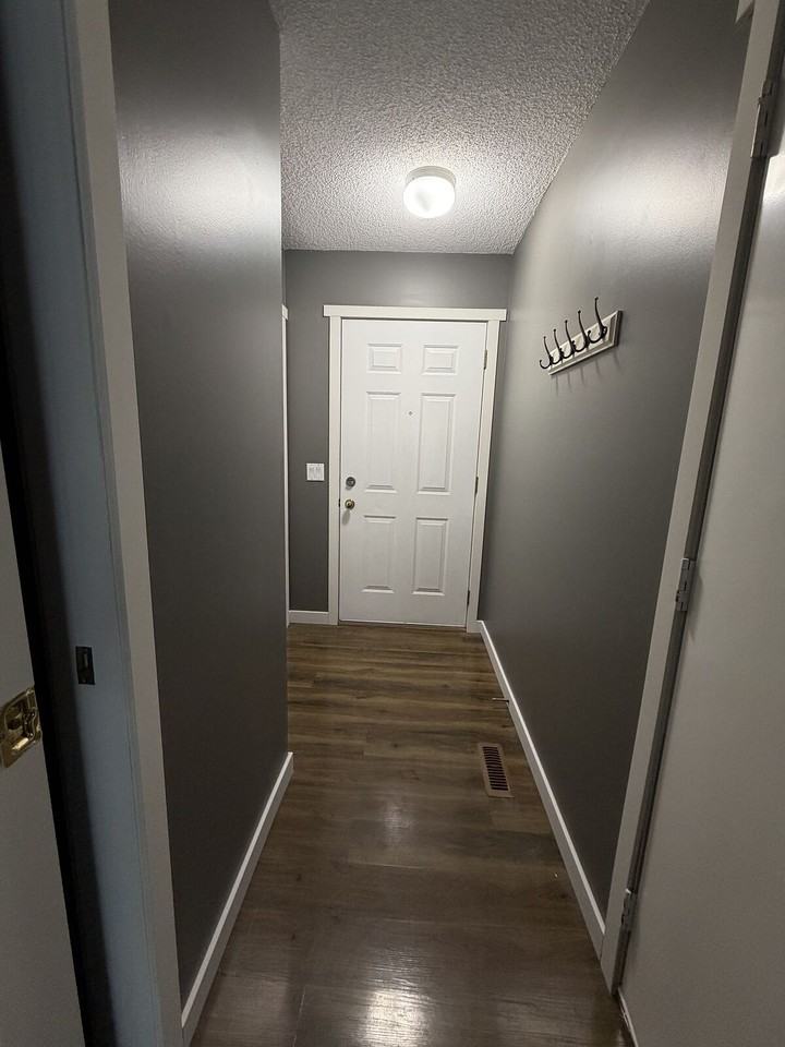 305 Mt Douglas Manor Se - Photo 2 of 14