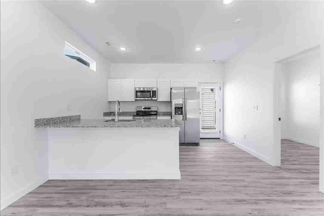 550 Discovery Avenue - Photo 4 of 15