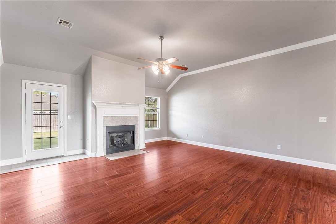 521 Red Bud St - Photo 4 of 20