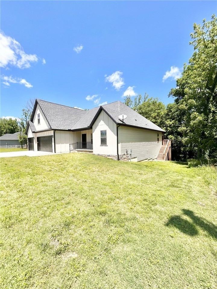 22 Cannich Dr - Photo 3 of 45