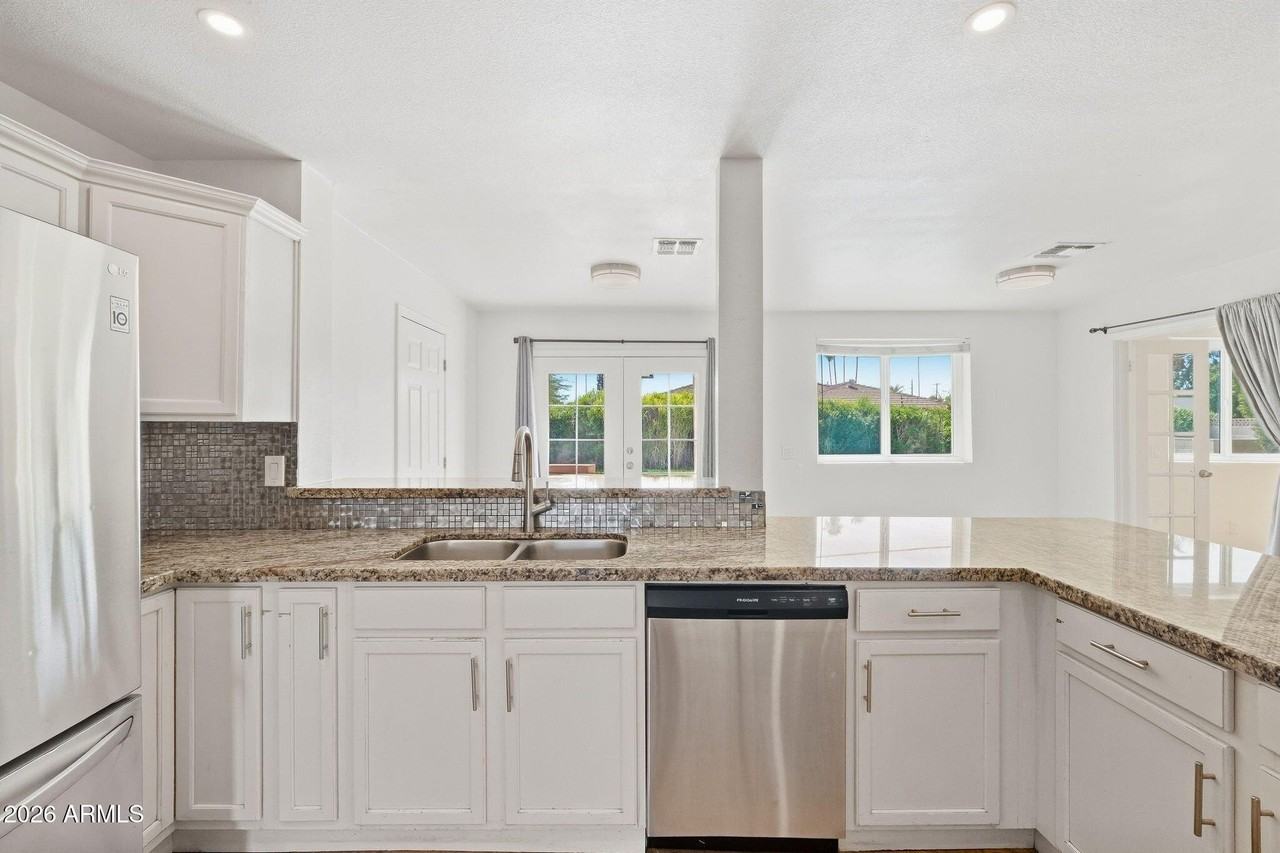919 E La Jolla Dr - Photo 7 of 23