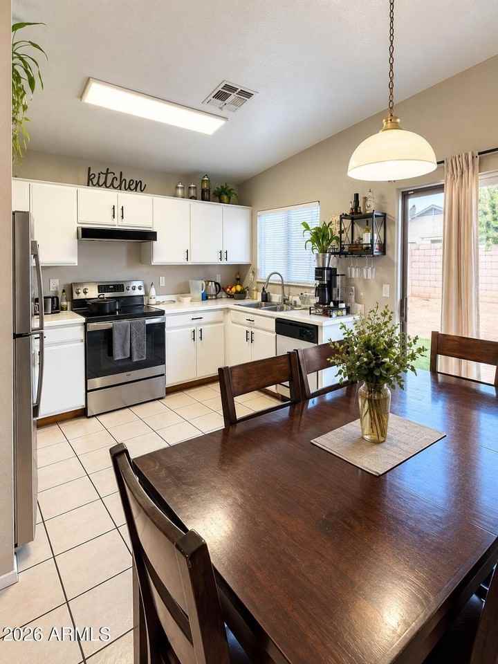 8634 W Mariposa Dr - Photo 2 of 8