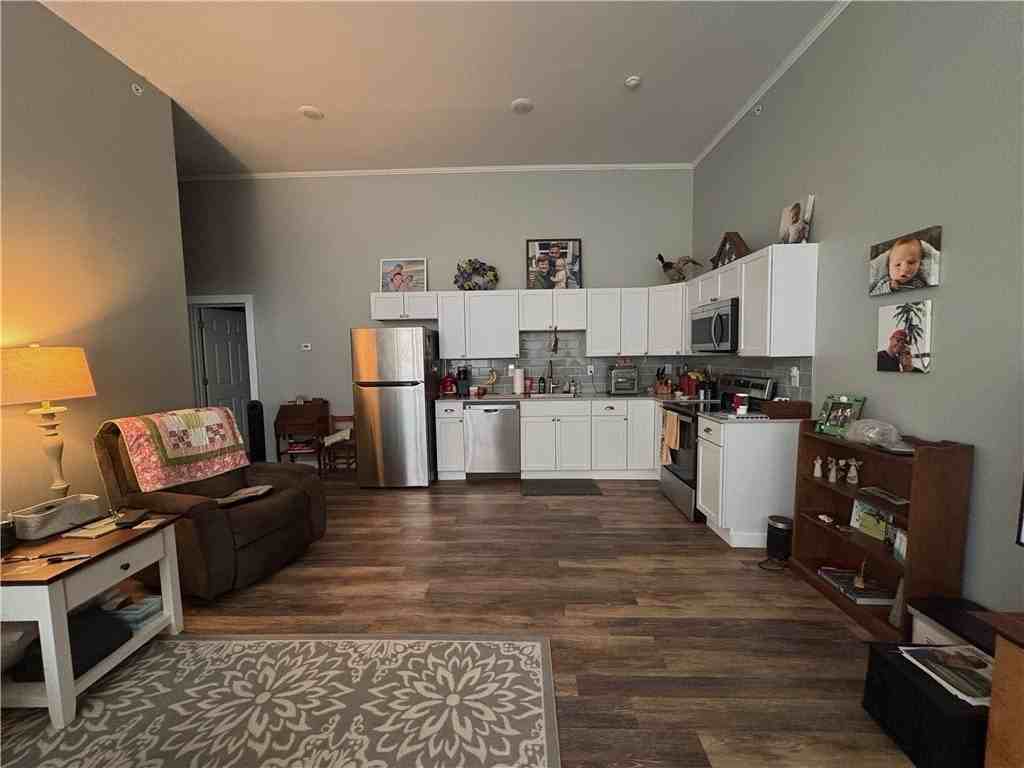 290 Chestnut St - Photo 4 of 10