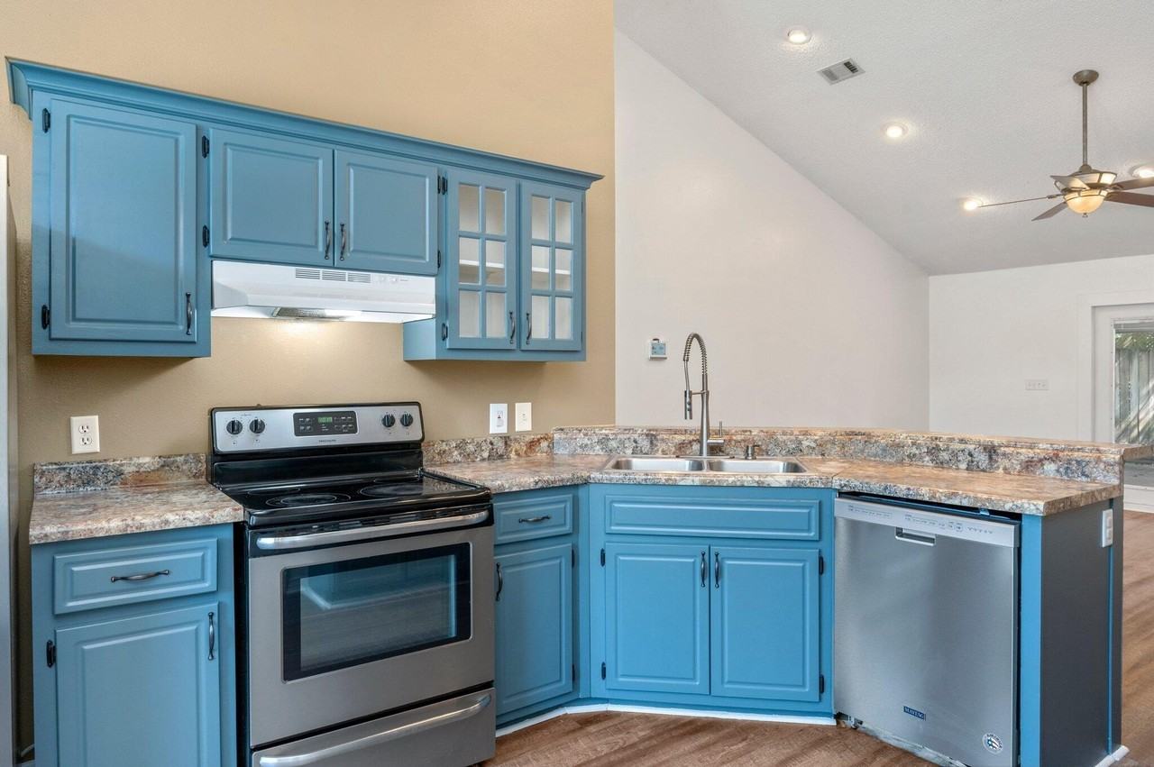 2803 Wilson Ln - Photo 3 of 33