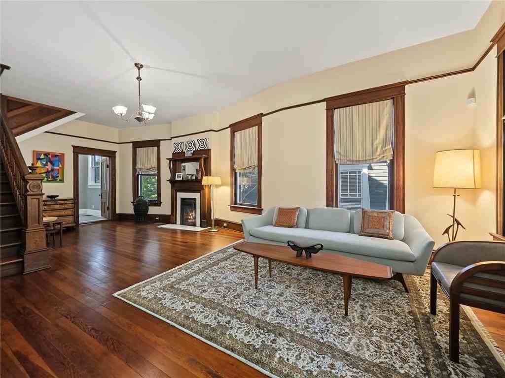 1059 Alta Ave Ne - Photo 6 of 41
