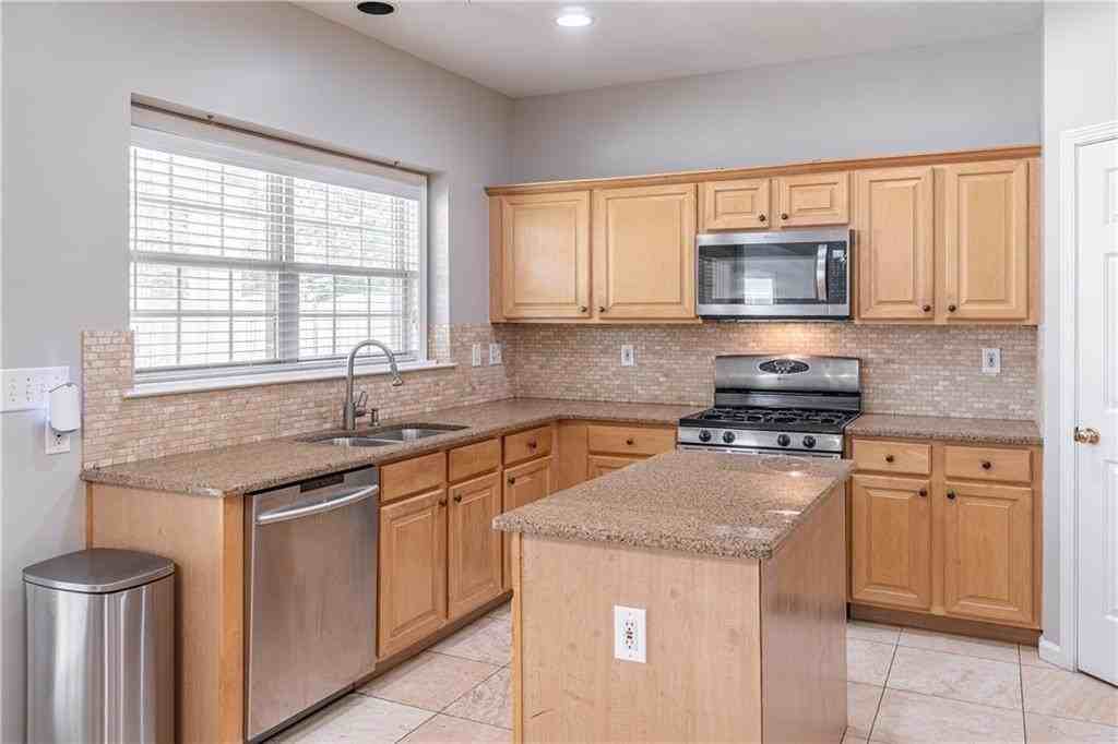 230 Albrighton Ct - Photo 4 of 36