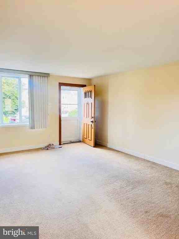286 N Oak Ave - Photo 5 of 9