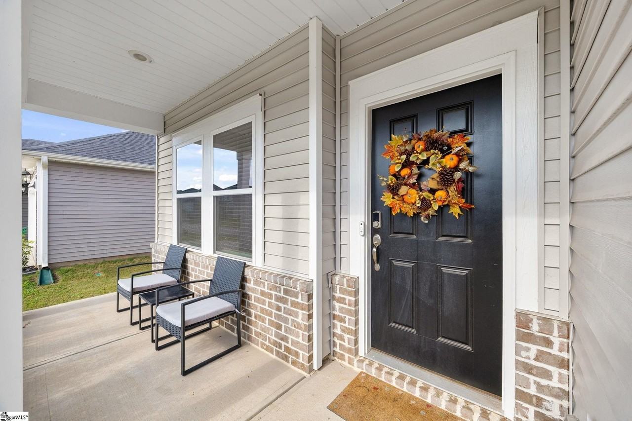 1043 Appalachian Dr - Photo 2 of 34