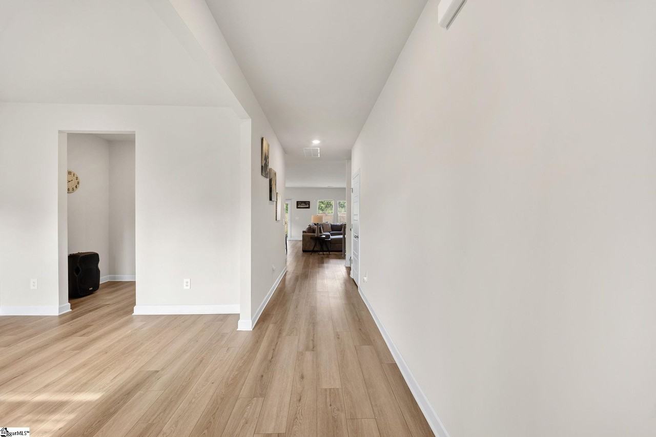 1043 Appalachian Dr - Photo 3 of 34