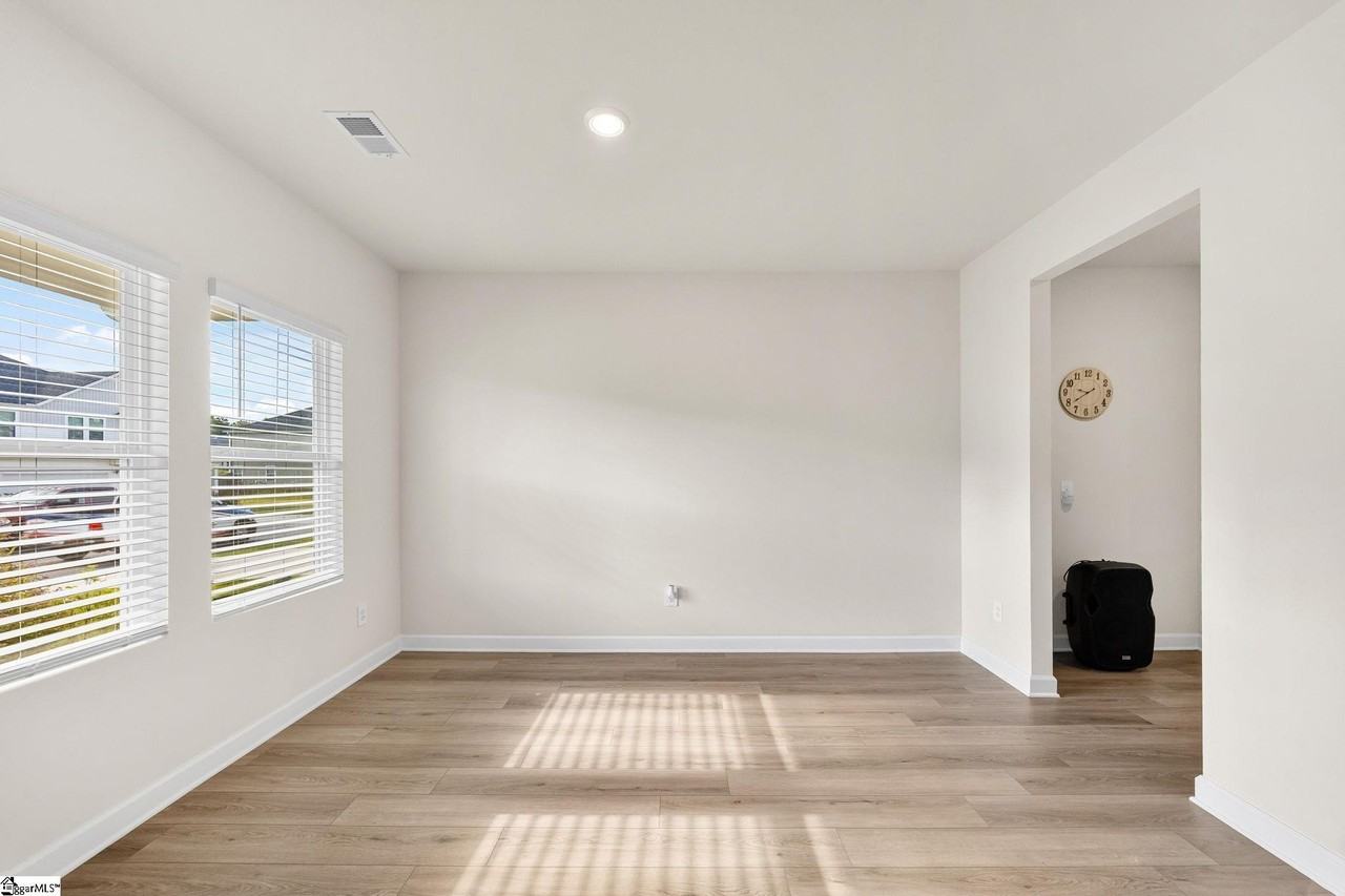 1043 Appalachian Dr - Photo 4 of 34