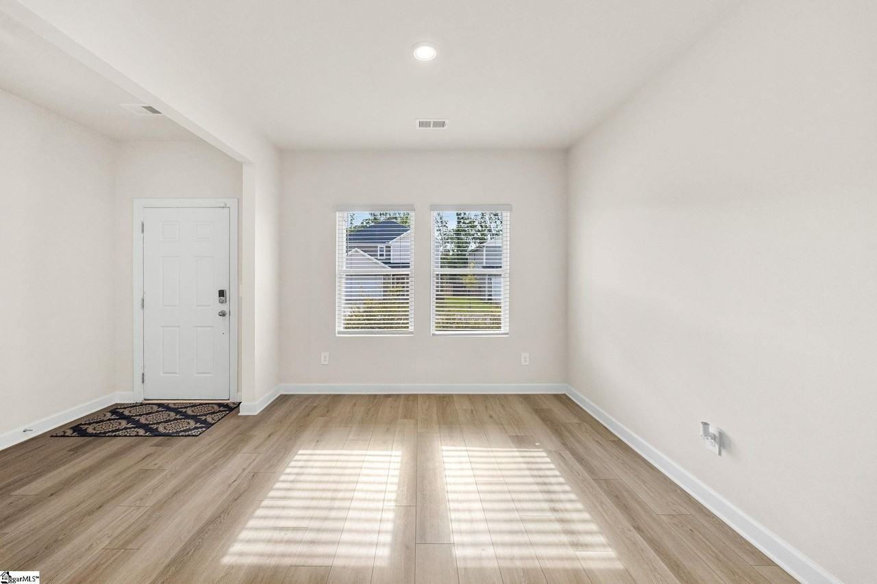 1043 Appalachian Dr - Photo 5 of 34
