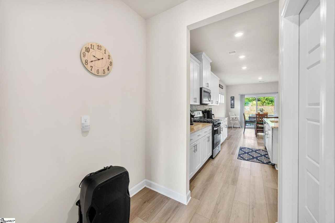 1043 Appalachian Dr - Photo 6 of 34